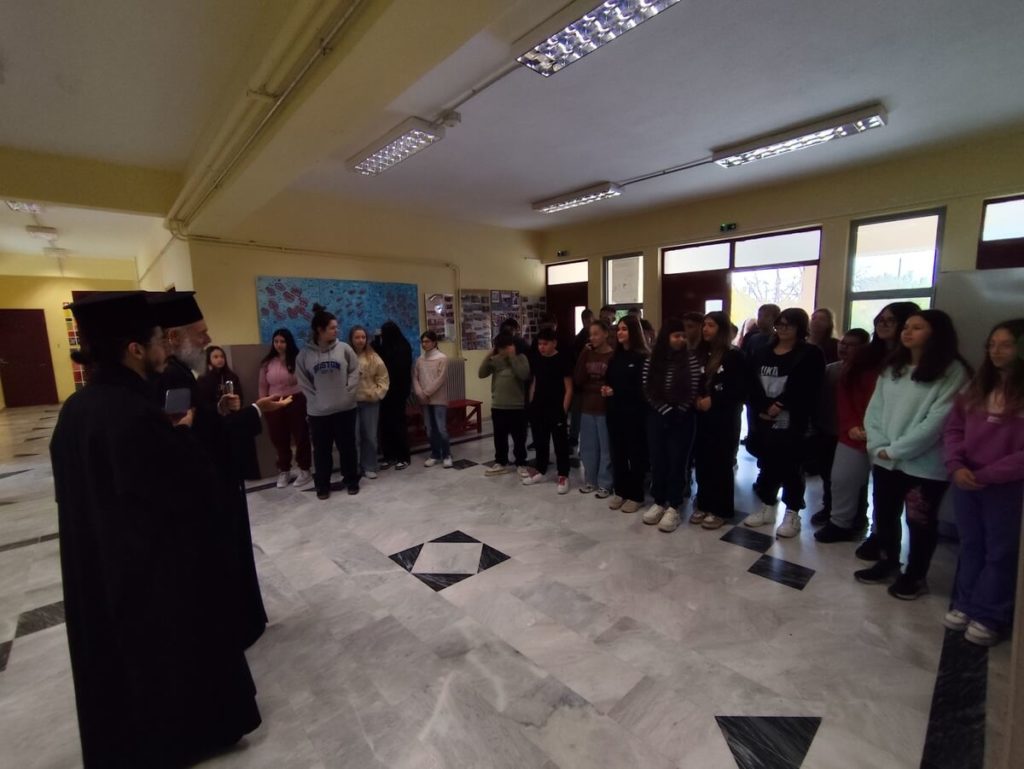 Η τοπική Εκκλησία στο πλευρό της νεολαίας: Διανομή της Καινής Διαθήκης από τον Μητροπολίτη Θεσσαλιώτιδος