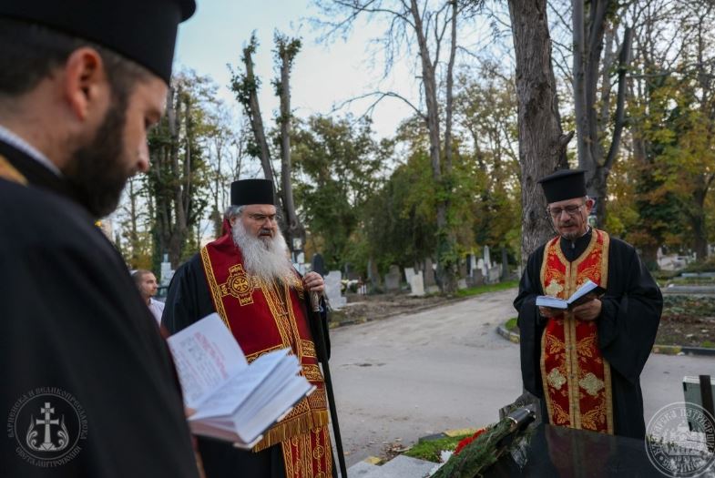 Митрополит Йоан отслужи заупокойна молитва за приснопаметните Варненски и Великопреславски архиереи