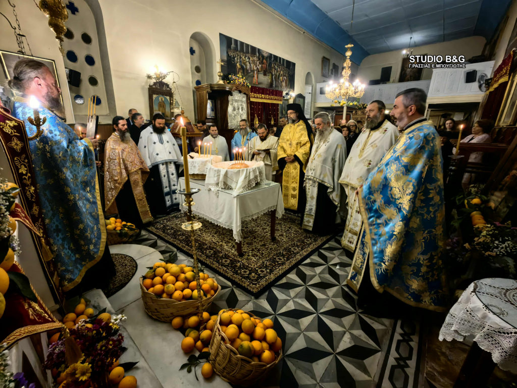 Στόλισαν και φέτος με πορτοκάλια τον Ιερό Ναό Εισοδίων της Θεοτόκου στη Νέα Τίρυνθα Αργολίδας