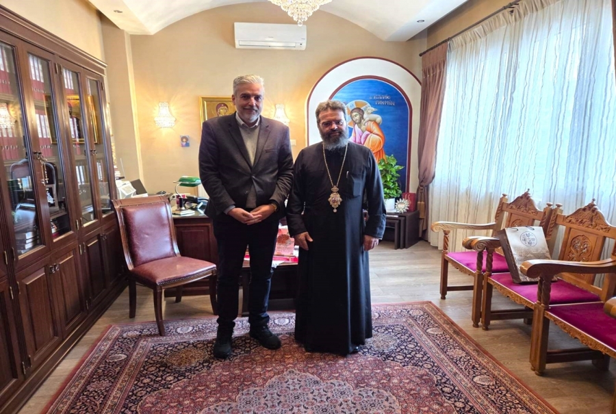 Ο Επίκουρος Καθηγητής του Τμήματος Εργοθερα­πείας Παναγιώτης Σιαπέρας στον Μητροπολίτη Μαρωνείας