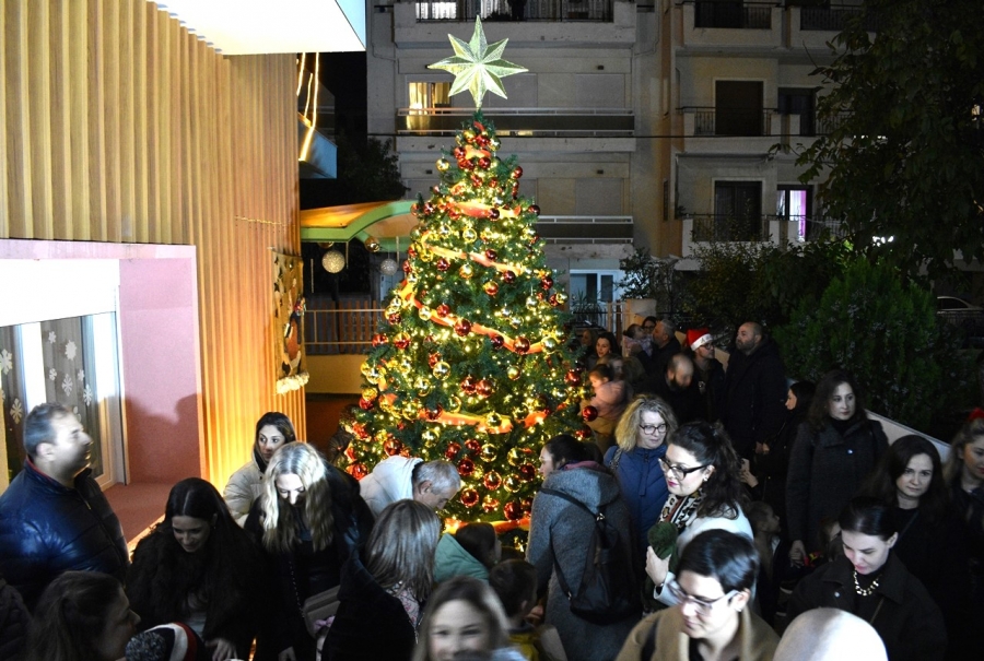 Τα παιδιά των βρεφονηπαικών σταθμών της Ιεράς Μητρόπολης Μαρωνείας άναψαν το Χριστουγεννιάτικο δέντρο