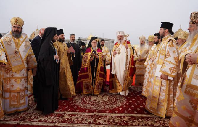 احتفال مهيب لتقديس الأيقونات المقدسة واللوحات الفسيفسائية في الكاتدرائية الوطنية في بوخارست