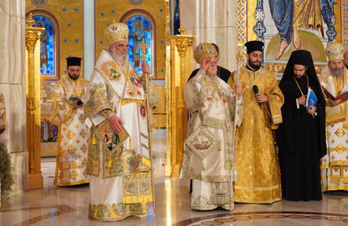 احتفال مهيب لتقديس الأيقونات المقدسة واللوحات الفسيفسائية في الكاتدرائية الوطنية في بوخارست