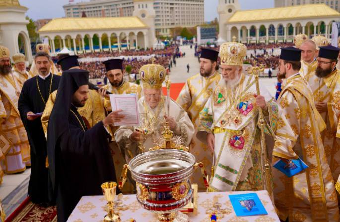 احتفال مهيب لتقديس الأيقونات المقدسة واللوحات الفسيفسائية في الكاتدرائية الوطنية في بوخارست