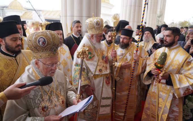 احتفال مهيب لتقديس الأيقونات المقدسة واللوحات الفسيفسائية في الكاتدرائية الوطنية في بوخارست