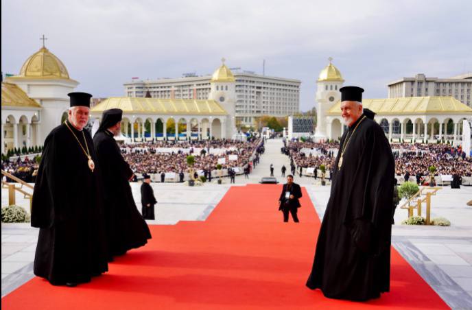 احتفال مهيب لتقديس الأيقونات المقدسة واللوحات الفسيفسائية في الكاتدرائية الوطنية في بوخارست