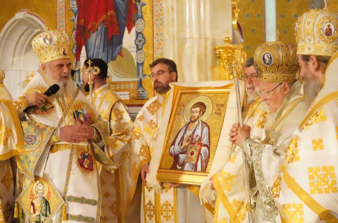 احتفال مهيب لتقديس الأيقونات المقدسة واللوحات الفسيفسائية في الكاتدرائية الوطنية في بوخارست