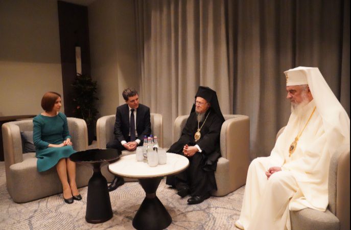 احتفال مهيب لتقديس الأيقونات المقدسة واللوحات الفسيفسائية في الكاتدرائية الوطنية في بوخارست