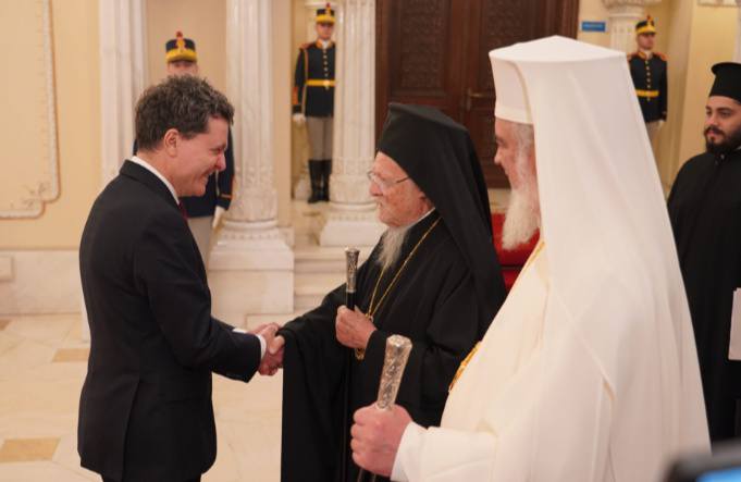 فخامة رئيس جمهورية رومانيا  يمنح ابانا البطريرك المسكوني ارفع وسام في البلاد