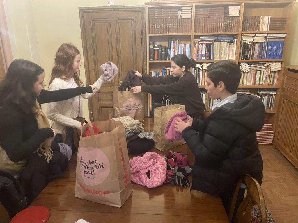 Η Ελληνική Ορθόδοξη Νεολαία Σκανδιναυΐας συμβάλλει ενεργά στη φιλανθρωπική δράση της Μητρόπολης Σουηδίας