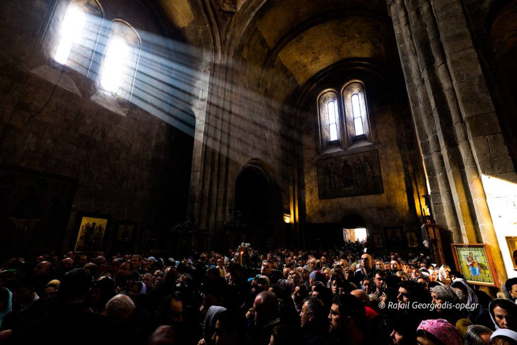 Πλήθος κόσμου στη Γεωργία λαμβάνει τις ευλογίες από το Άγιο Όρος (ΒΙΝΤΕΟ – ΦΩΤΟ)