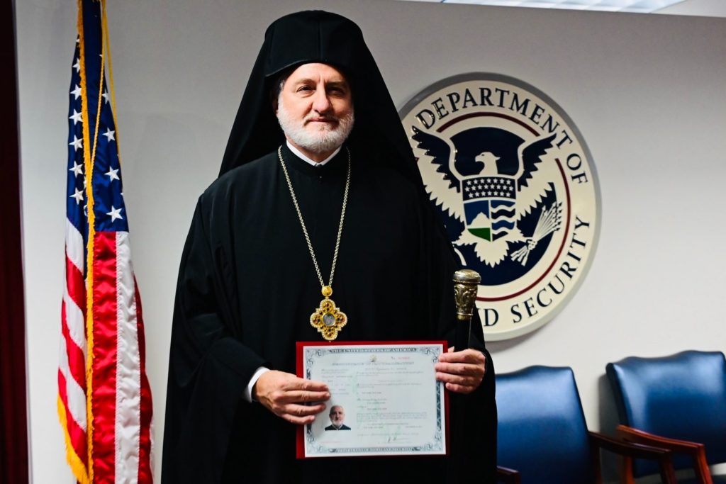Επίσημα Αμερικανός πολίτης ο Αρχιεπίσκοπος Ελπιδοφόρος