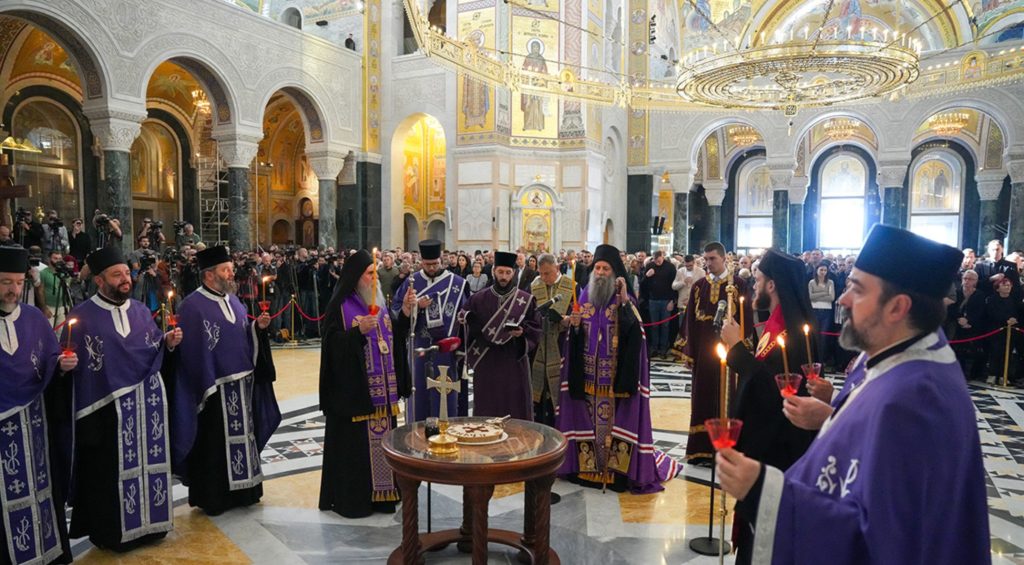 Патријарх Порфирије служио парастос пострадалима на Железничкој станици у Новом Саду