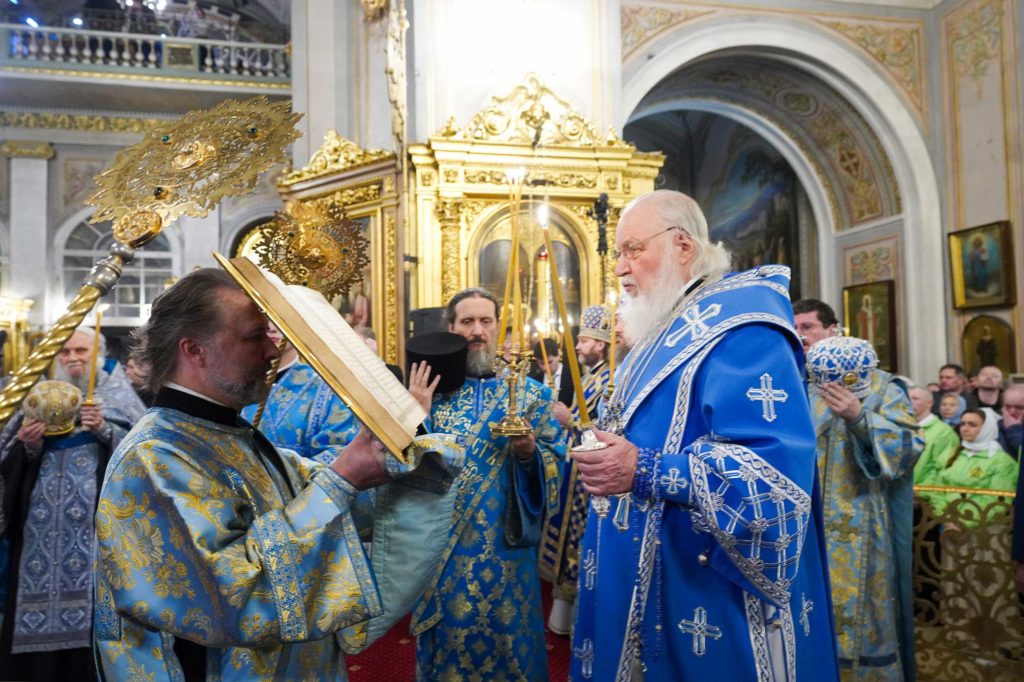 В праздник Казанской иконы Божией Матери Святейший Патриарх Кирилл совершил Литургию в Успенском соборе Московского Кремля