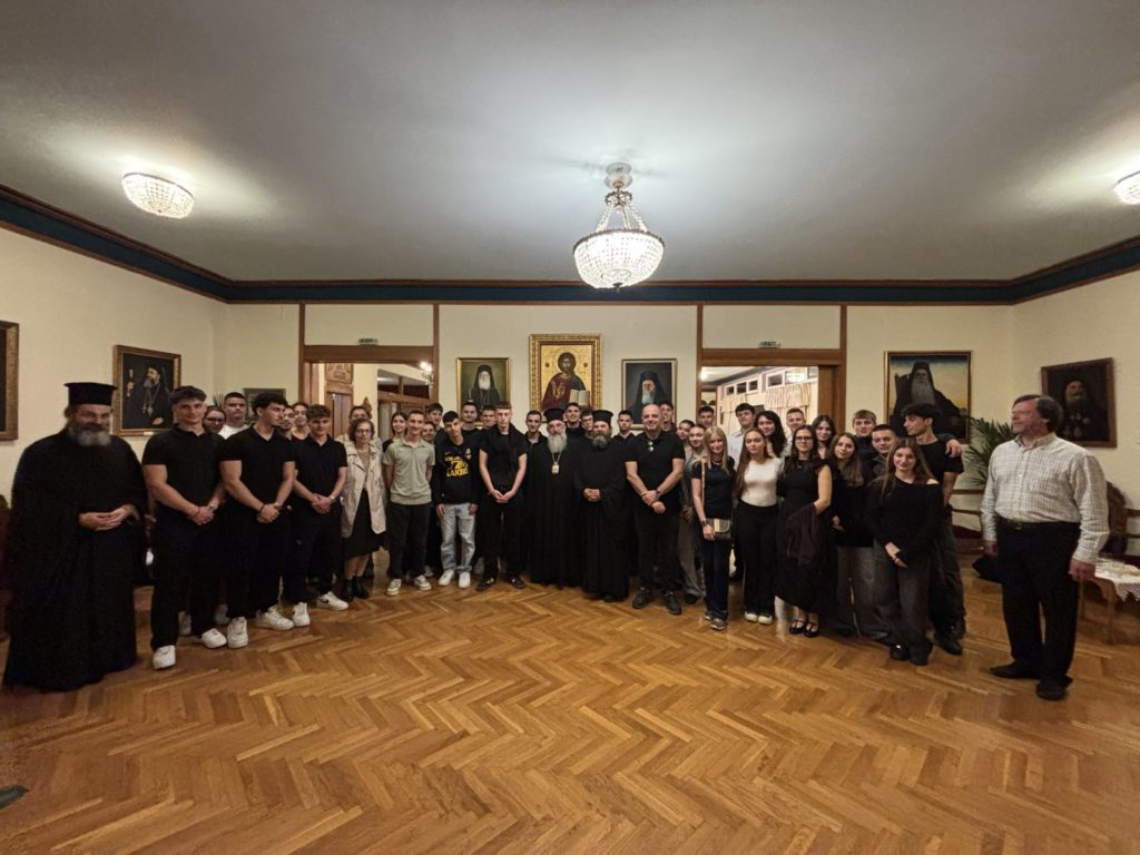 Σπουδαστές της Ριζαρείου Εκκλησιαστικής Σχολής στον Αρχιεπίσκοπο Κρήτης