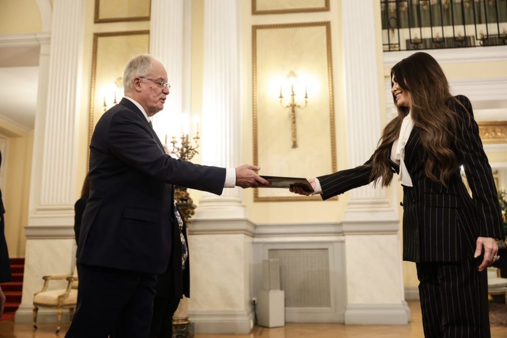 Κίμπερλι Γκιλφόιλ: Η νέα Πρέσβης των ΗΠΑ θέλει να γνωρίσει καλύτερα την Ελληνορθόδοξη Εκκλησία