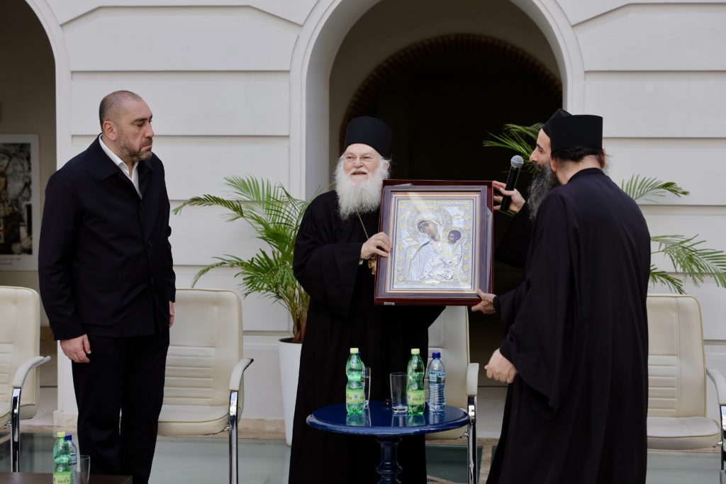 Ο Γέροντας Εφραίμ Βατοπαιδινός στο Δημοτικό Συμβούλιο Τιφλίδος (ΒΙΝΤΕΟ – ΦΩΤΟ)