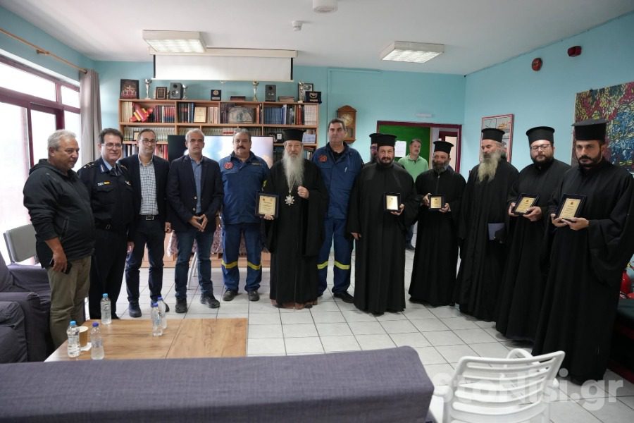 Η Πυροσβεστική τίμησε τους εθελοντές ιερείς πυροσβέστες της Λέσβου – Ένα σπάνιο παράδειγμα προσφοράς στην κοινωνία