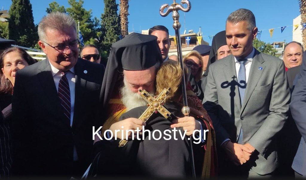 Η γιαγιά του νέου Μητροπολίτη Κορίνθου Παύλου ασπάζεται τον εγγονό της (ΒΙΝΤΕΟ)