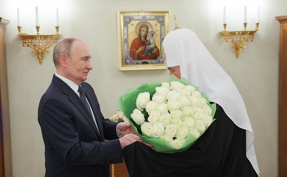 Ευχές Πούτιν στον Πατριάρχη Μόσχας κατά τη συνάντησή τους στο Κρεμλίνο