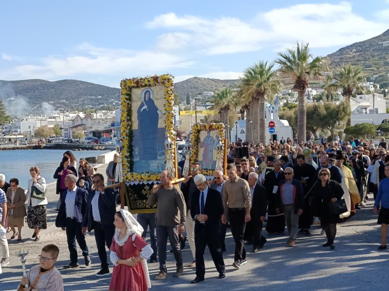 Λιτάνευση της Αγίας Θεοκτίστης και του Αγίου Νεκταρίου στην Παροικιά