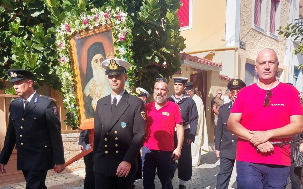 Rugăciuni din suflete românești la procesiunea cu moaștele Sfântului Nectarie desfășurată pe Insula Eghina