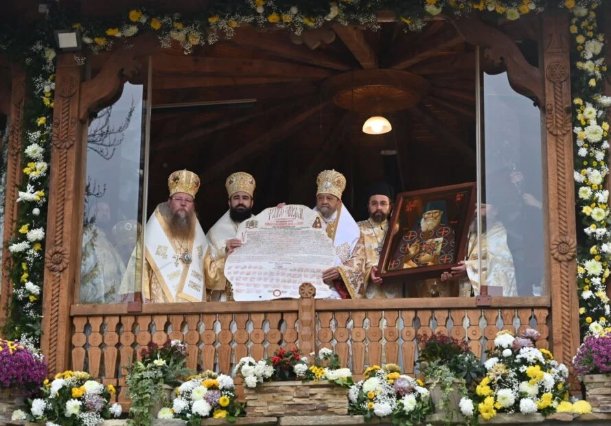 Canonizările recente, mărturii că Biserica noastră este vie și sfințitoare: Mitropolitul Laurențiu la Mănăstirea Prislop