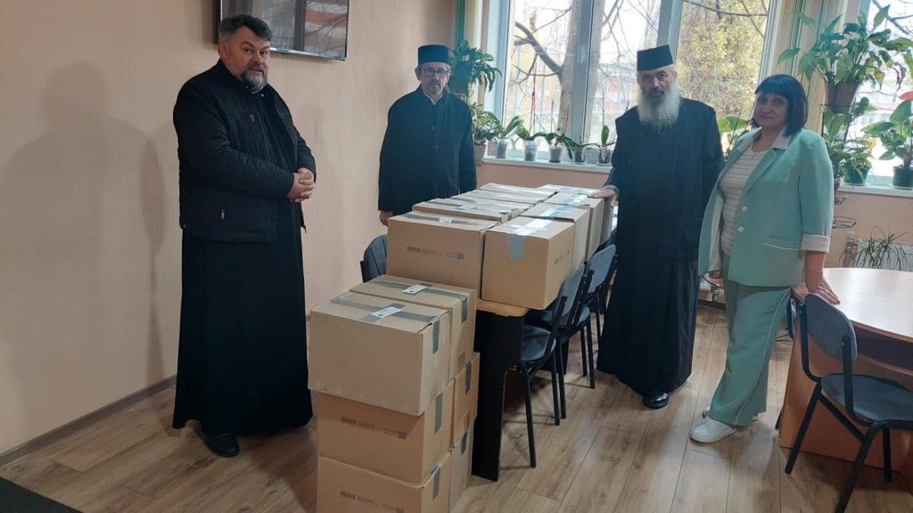 Ajutor pentru copiii vulnerabili: Episcopia de Bălți a oferit pachete alimentare la un liceu din oraș