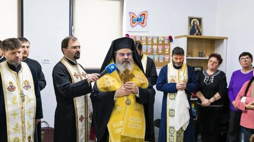 Episcopul Hușilor la inaugurarea a două centre sociale: Un spațiu al comuniunii