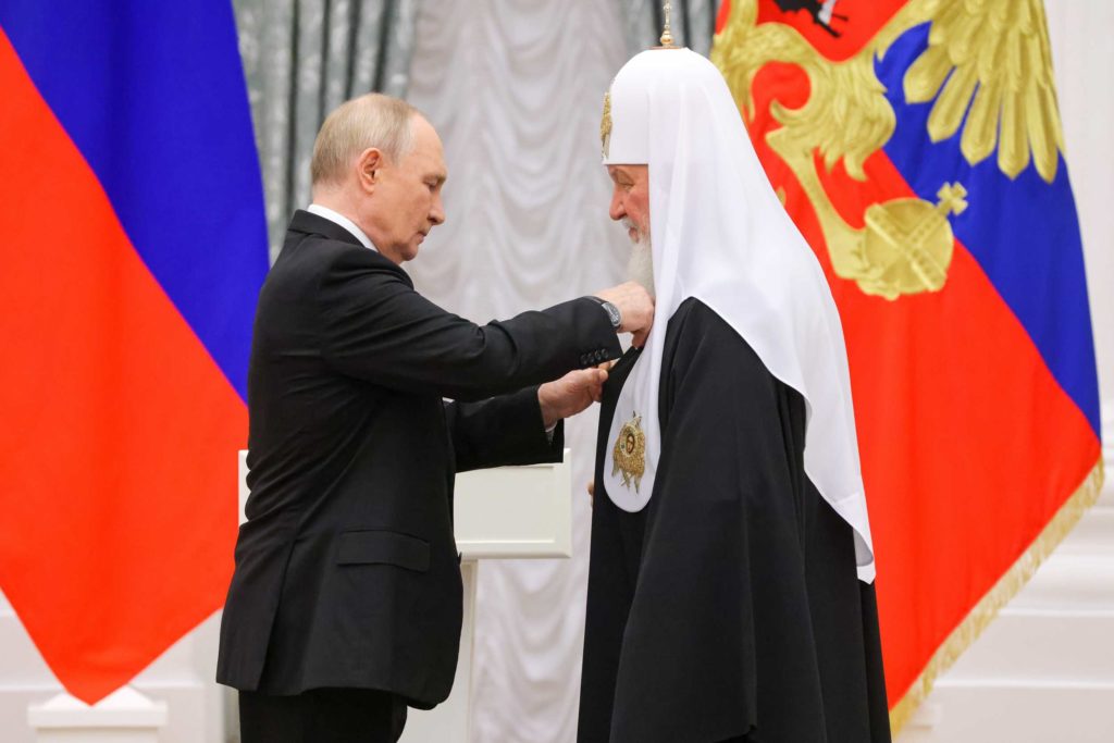 Ο Πούτιν βράβευσε στο Κρεμλίνο τον Πατριάρχη Κύριλλο για τη συμβολή του στην ενότητα του ρωσικού έθνους