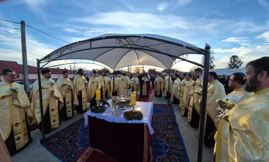 Parohia Ghighiu va avea în curând propria biserică: PS Timotei Prahoveanul a sfințit piatra de temelie