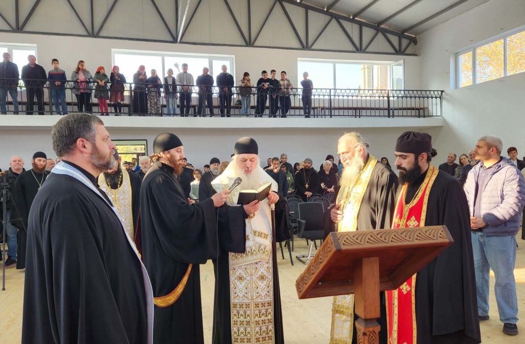 გორისა და ატენის მიტროპოლიტმა ანდრიამ სპორტული დარბაზი აკურთხა