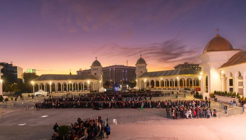 Πάνω από 230.000 πιστοί έχουν προσκυνήσει στον Εθνικό Καθεδρικό Ναό στο Βουκουρέστι