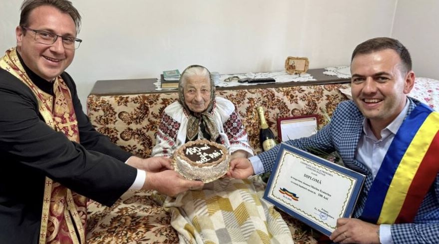 Ο Μητροπολίτης Τιργοβιστίου μετέφερε τις ευλογίες και την οικονομική του υποστήριξη σε ηλικιωμένη που έγινε 100 ετών