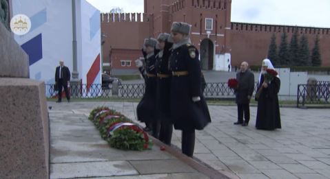 Президент России и Предстоятель Русской Церкви возложили цветы к памятнику Кузьме Минину и Дмитрию Пожарскому на Красной площади