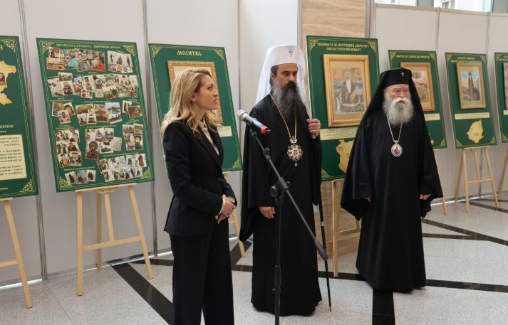 В Народното събрание днес бе открита изложбата „Молитва за България“