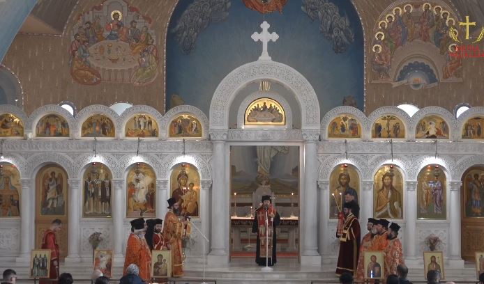 Dhoksologjia e Flamurit drejtpërdrejt nga Katedralja “Ngjallja e Krishtit” Tiranë