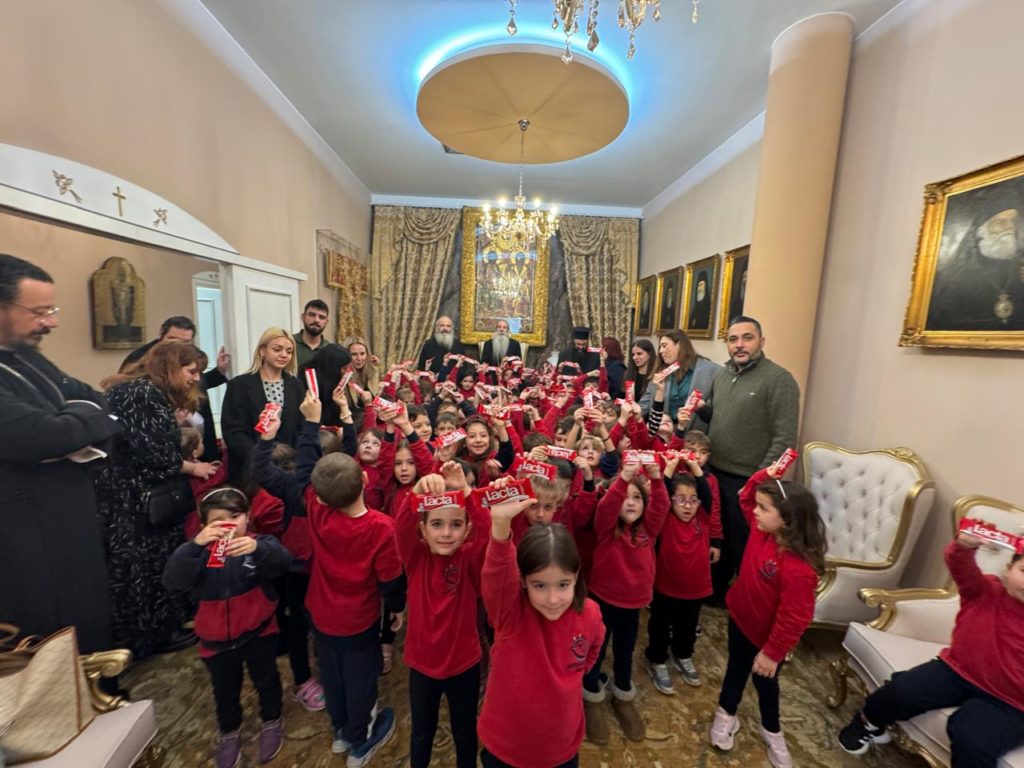 Χριστουγεννιάτικα Κάλαντα από παιδιά στον Πειραιώς Σεραφείμ