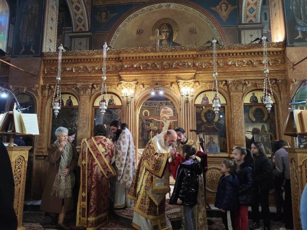 Το μήνυμα της ταπεινώσεως στη Θεία Λειτουργία με μαθητές και δοκίμους αστυφυλάκων στο Μουζάκι