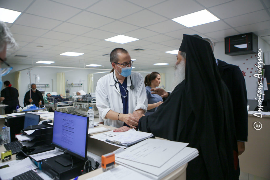 Ο Μητροπολίτης Φθιώτιδος κοντά σε ασθενείς και προσωπικό του Γενικού Νοσοκομείου Λαμίας την παραμονή Χριστουγέννων