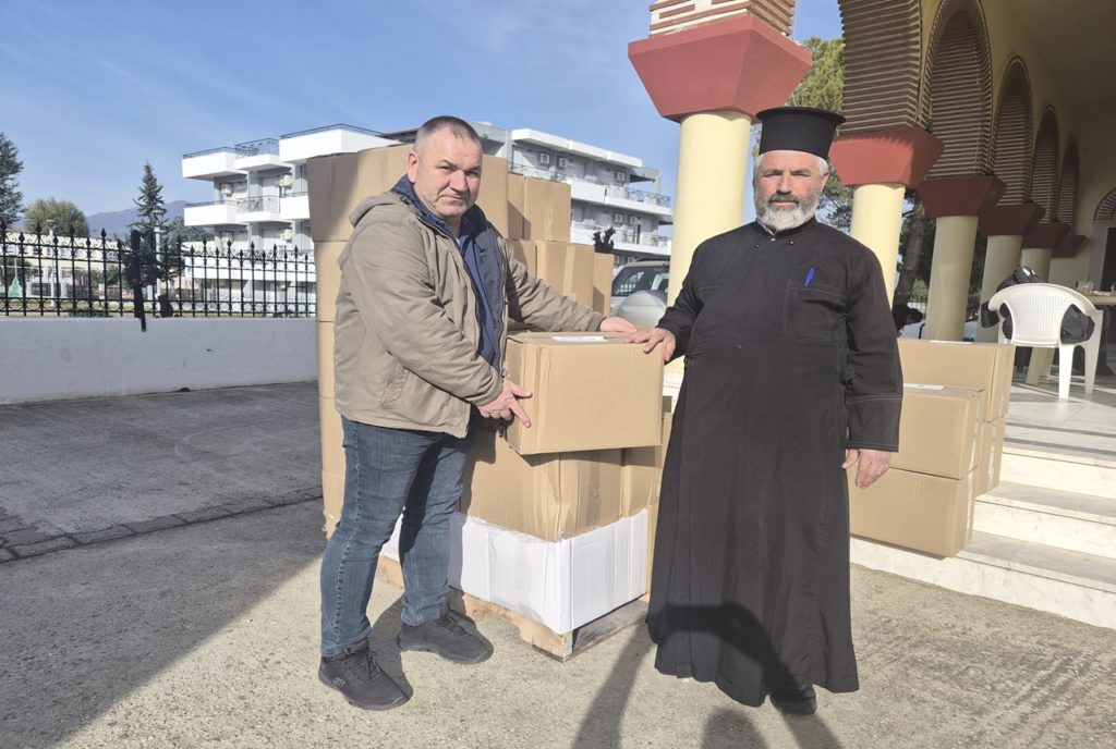 Διανομή δεμάτων – τροφίμων από την Ιερά Μητρόπολη Μαρωνείας