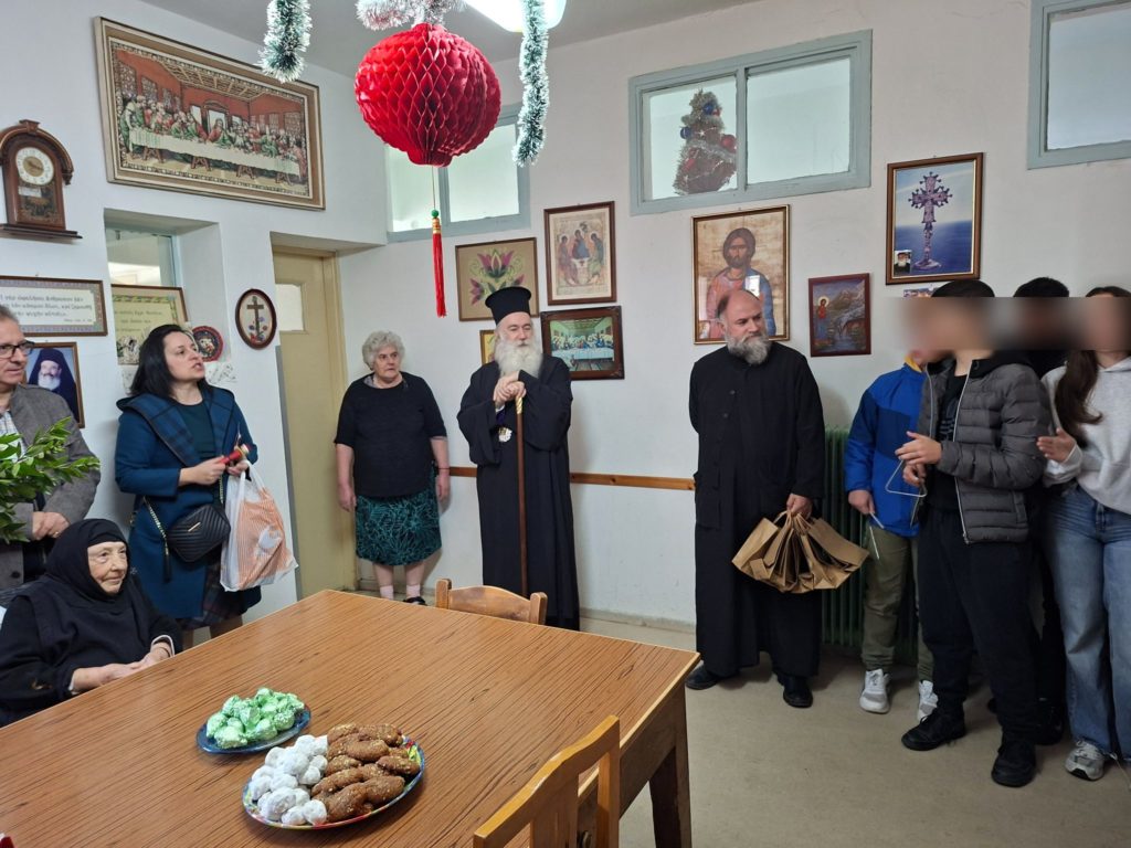 Ο Κορίνθου Παύλος μαζί με μαθητές επισκέφθηκαν το Γηροκομείο «Οίκος Αγίας Ελένης»