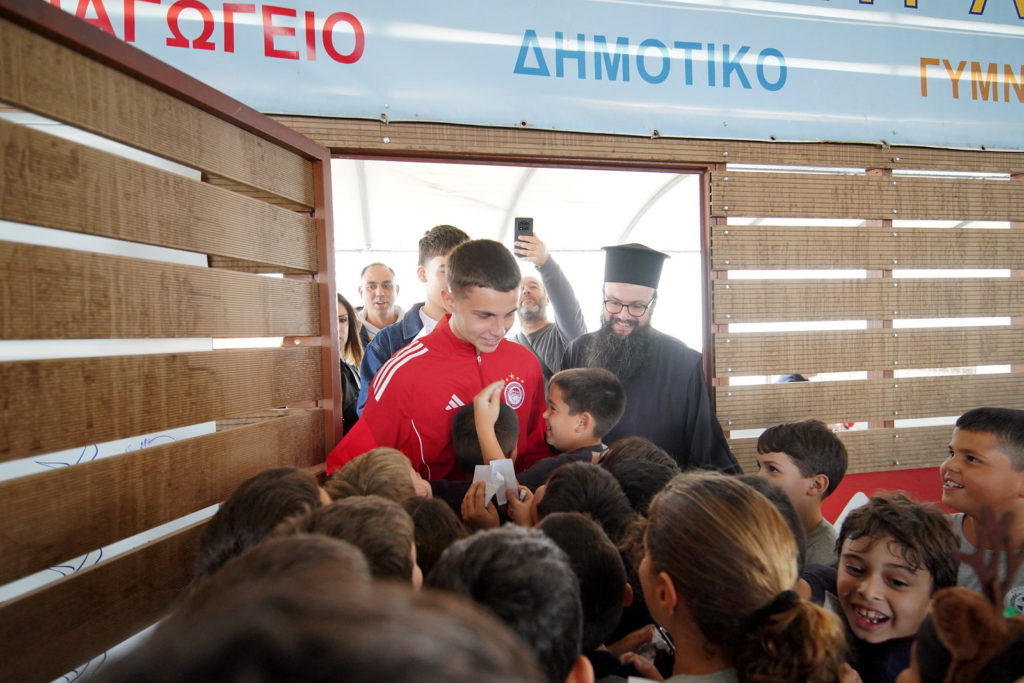 Επίσκεψη του ποδοσφαιριστή Χρήστου Μουζακίτη στα Εκπαιδευτήρια της Ι.M. Πειραιώς