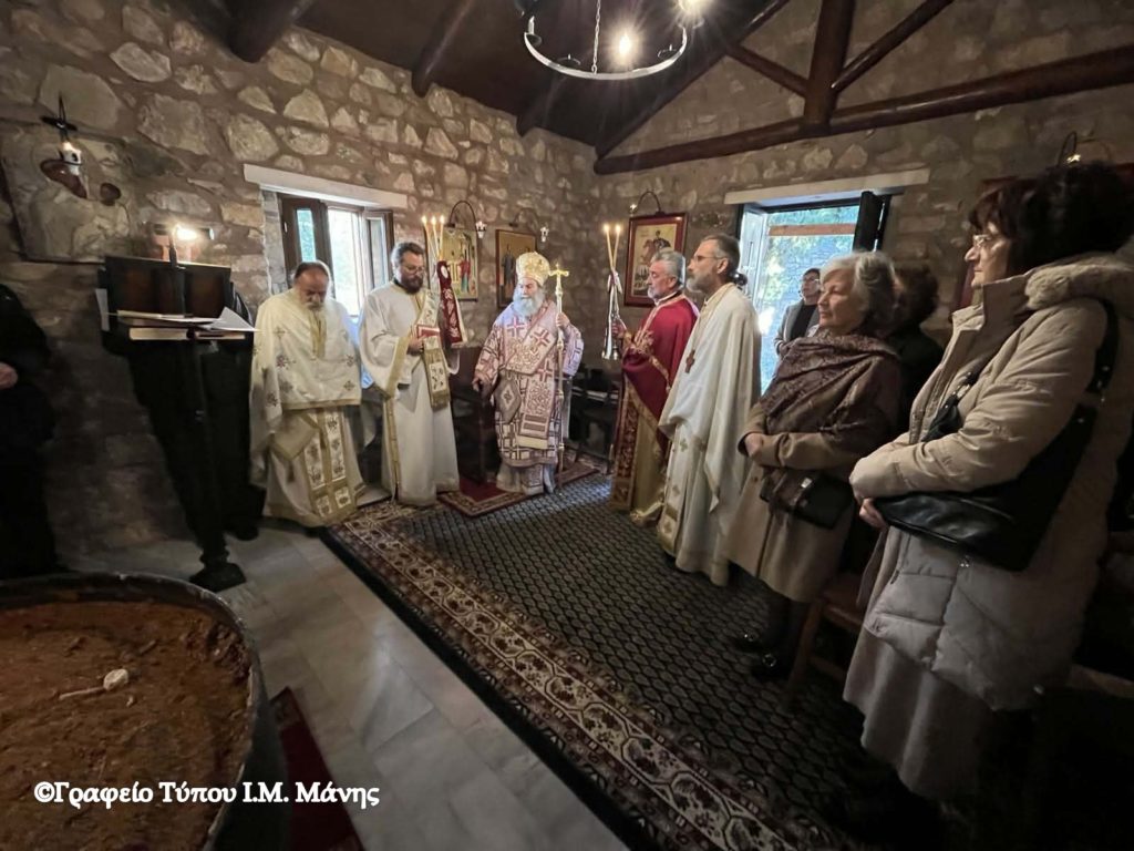 Ο Μητροπολίτης Μάνης στο εκκλησάκι του Γενεσίου της Θεοτόκου στην Αβία