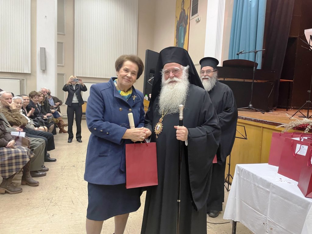 Ο Μητροπολίτης Δημητριάδος βράβευσε τους παλιούς εθελοντές του «Εσταυρωμένου»