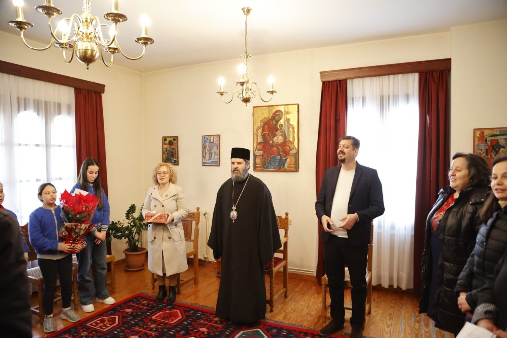 Kolendrat në Kryepiskopatën e Hirshme nga fëmijët e shkollës “Protagonistët” në kryeqytet të cilët u mirëpritën nga Fortlumturia e tij Kryepiskopi Joan.