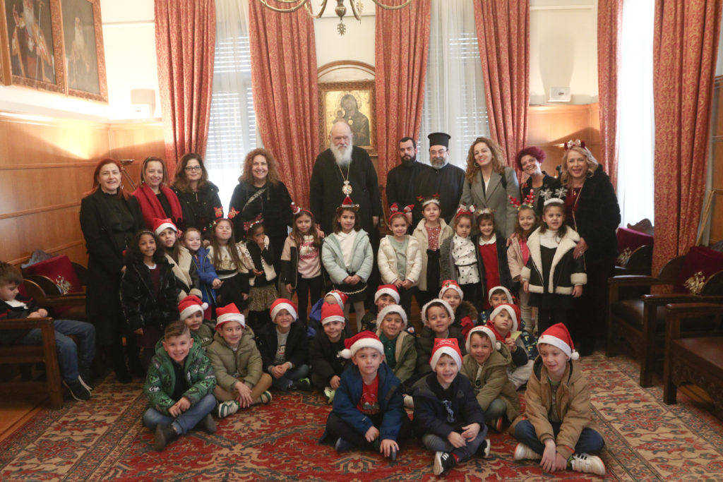 Χριστουγεννιάτικα κάλαντα στον Αρχιεπίσκοπο Ιερώνυμο έψαλαν μικροί και μεγάλοι