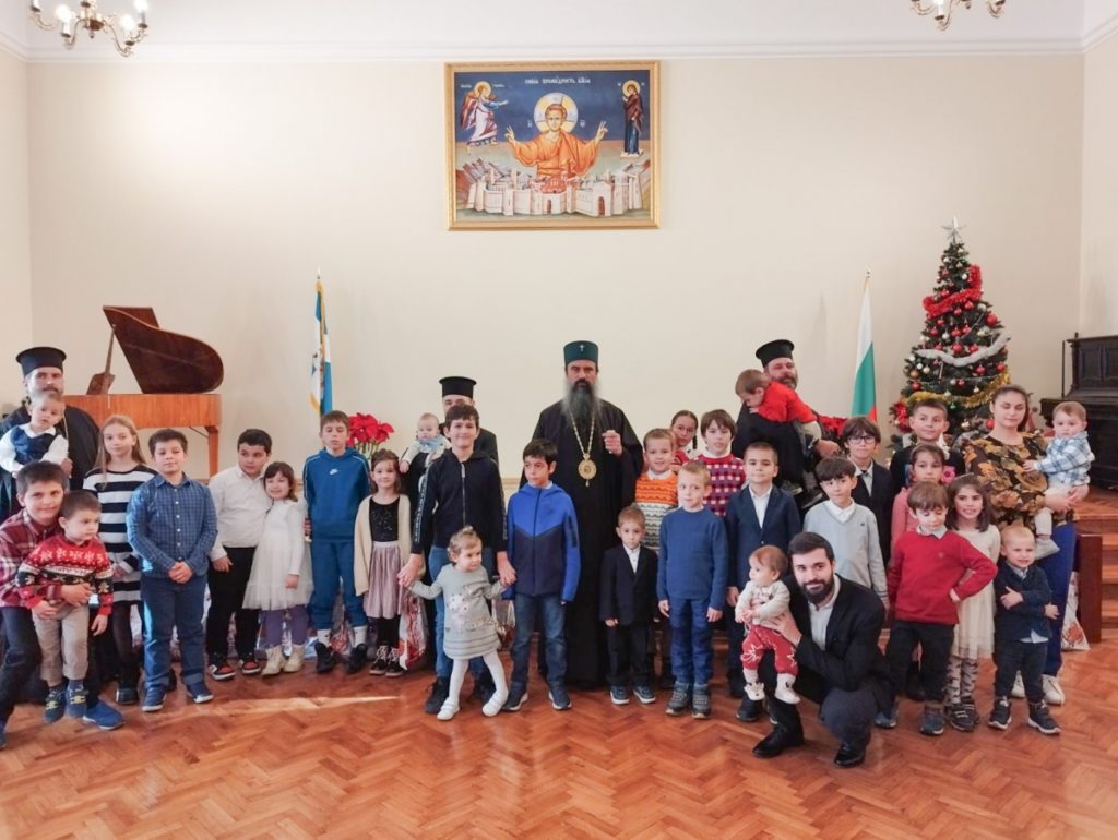 Деца на духовници изпълниха празнична програма в Софийска митрополия