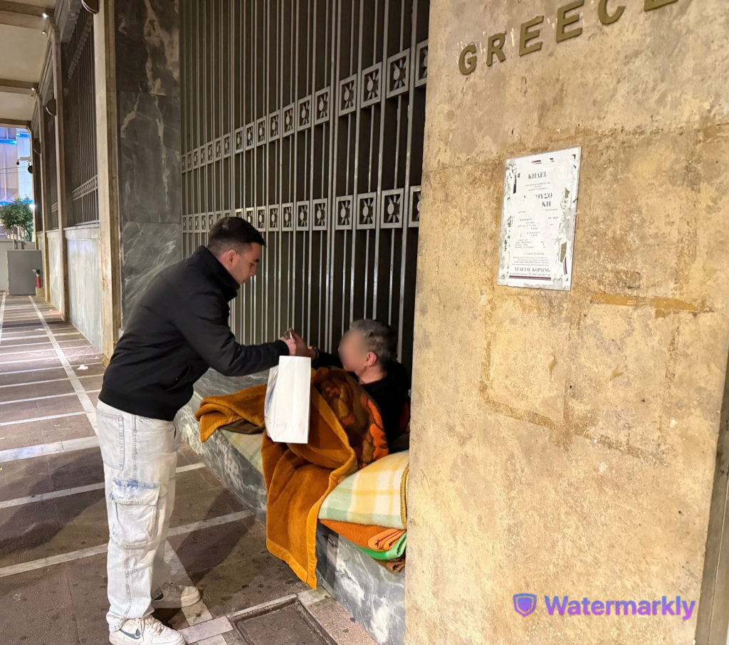 Φοιτητές ΑΕΙ με την «ΑΠΟΣΤΟΛΗ» και «ΝΕΟΤΗΤΑ» της Ιεράς Αρχιεπισκοπής Αθηνών μοιράζουν δέματα αγάπης σε αστέγους