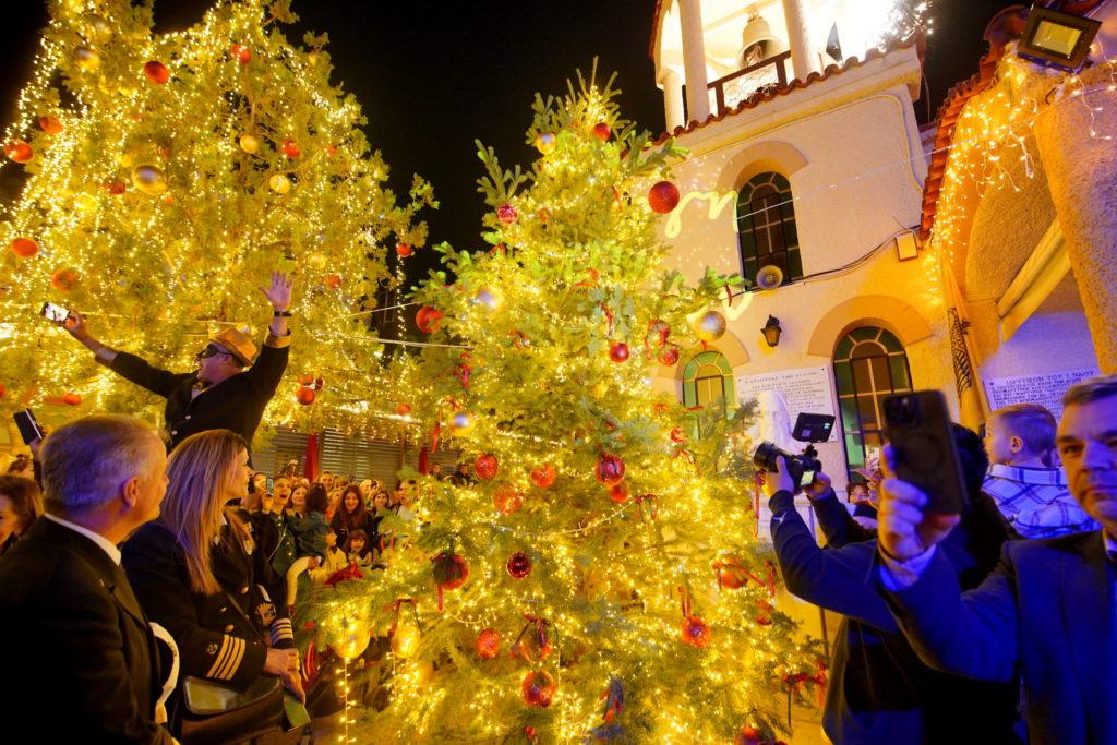 Το Χριστουγεννιάτικο δέντρο των Εκπαιδευτηρίων φωταγώγησαν ο Πειραιώς Σεραφείμ και ο Δήμαρχος Πειραιά